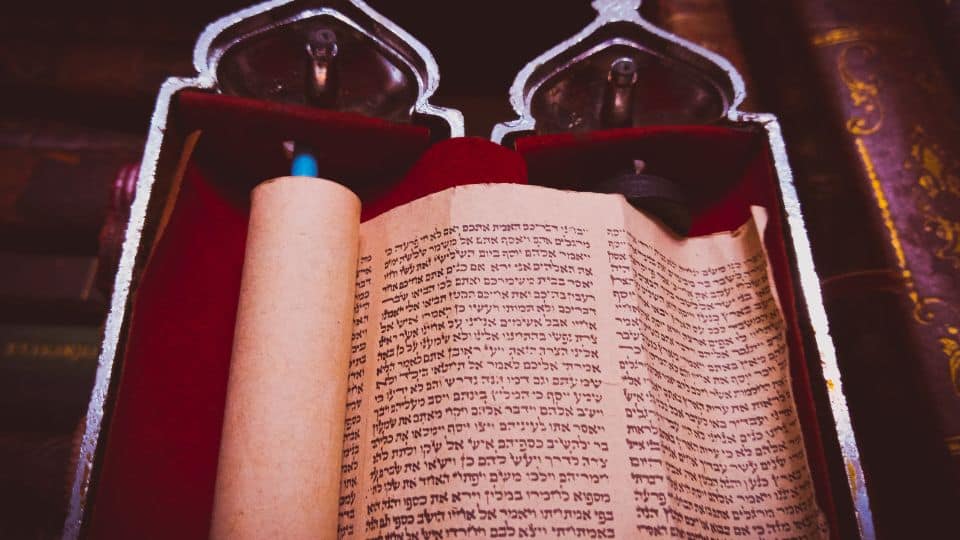 מה ההבדל בין מזוזה לפתח הבית לבין מזוזה בתוכה